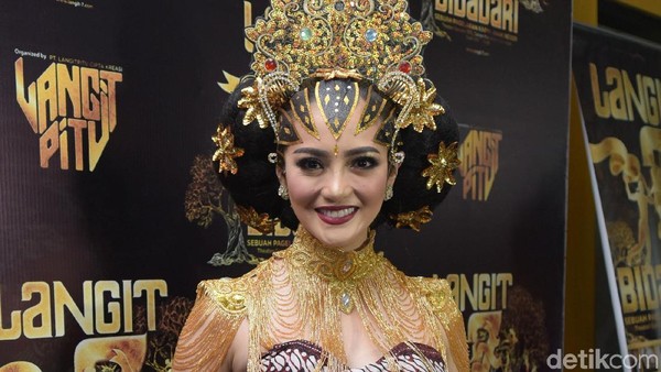 Penampilan Menawan Ririn Ekawati dan Sarwendah