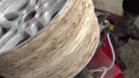 Setelah selesai, mereka mencoba menjalankan mobil dengan ban karet gelang. Awalnya memang ban karet gelang itu tidak hancur saat dibawa jalan. Foto: Pool (Youtube)