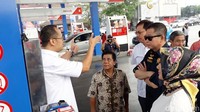 Bersama Plt Direktur Utama Pertamina Nicke Widyawati dan Direktur Pemasaran Retail Pertamina Masud Khamid, Jonan meninjau beberapa titik Tol sepanjang Trans Jawa.