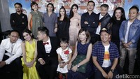 Deretan para pemain film Dimsum Martabak. Foto: Palevi S/detikHOT