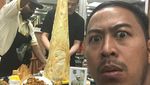 Doyan Ngopi, Ini Pose Pandji Pragiwaksono Saat Ngemil dan Ngopi