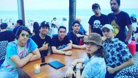 Bersama Al, Dul dan teman-temannya yang lain, El bersantai di sebuah kafe pinggir laut. Pada pesan apa hayo? Foto: Instagram elrumi