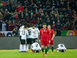 Mo Salah sempat membawa Mesir unggul lewat gol cantiknya sebelum dua gol Ronaldo di pengujung laga membuat Portugal menang 2-1. (Robert Hradil/Getty Images)