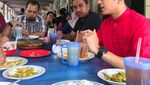 Tampannya Politikus Muda Malaysia, Syed Saddiq Saat Berpose dengan Makanan