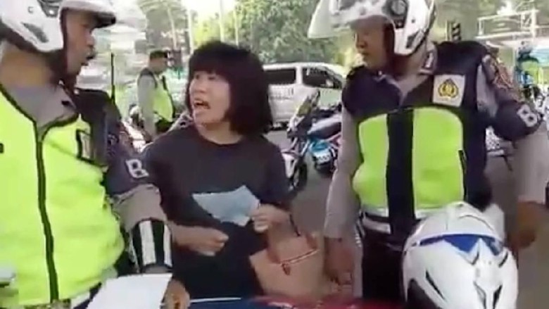 Viral! Ibu-ibu Ngamuk Ditilang Polisi di Bogor Viral! Ibu-ibu Ngamuk Ditilang Polisi di Bogor
