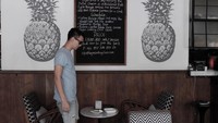 Di Bali, Marcell pun terlihat sedang bersantai pagi di salah satu kafe. Foto: Instagram @marcelldarwin