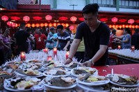 Setelah di Gereja Katedral, kini giliran Vihara Dharma Bhakti yang menggelar acara buka puasa bersama. Begini suasananya.