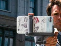 Bikin Ngakak! Ketika Tongsis Gantikan Senjata di Film