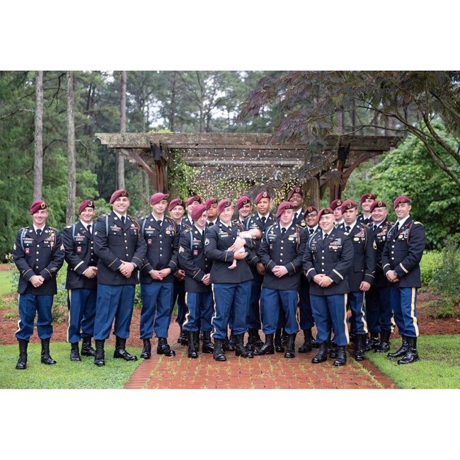 Britt pun mengundang para tentara teman suaminya yang baru pulang dari Afghanistan untuk ikut pemotretan. Menariknya, kepulangan mereka bertepatan dengan hari Christian lahir. Foto: Instagram/@britt.m.harris