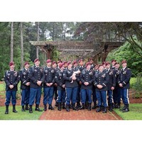 Britt pun mengundang para tentara teman suaminya yang baru pulang dari Afghanistan untuk ikut pemotretan. Menariknya, kepulangan mereka bertepatan dengan hari Christian lahir. Foto: Instagram/@britt.m.harris