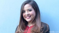 Tasya Kamila tampil dengan gaun merah ditambah blazer saat hadir di TransTV, Jalan Kapten Tendean, Jakarta Selatan. Foto: Noel/detikHOT