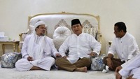 Habib Rizieq duduk bersebelahan dengan Ketum Partai Gerindra Prabowo Subianto. Foto: Dok. Istimewa