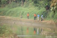 Petugas Gabungan Cari Buaya yang Berkeliaran di Sungai Citarum
