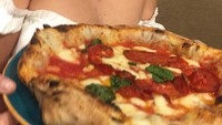 Manisnya senyuman menawan dari Bella, ketika menunjukkan sepiring pizza peperoni kesukaannya. Duh, jadi lapar! Foto: Instagram @bellahadid