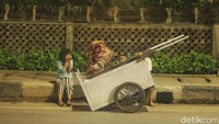 Meski dilarang oleh pemerintah daerah, kegiatan Sahur On The Road ini tetap berjalan. Namun, kegiatan yang sering dilakukan di bulan Ramadan ini justru menambah Manusia Gerobak berkeliaran di jalan menunggu diberikan makanan.