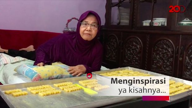 Walau lumpuh, Bu Jaya ingin tetap aktif. Antara lain dengan membuat kue lebaran meski hanya untuk keluarga yang dicintainya.