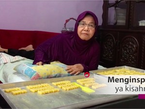 Demi Dapur Ngebul, Nurjannah Bikin Kue di Kasur
