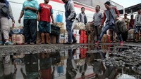 Mereka mudik lebih awal juga untuk menghindari harga tiket yang mahal saat mendekati lebaran.
