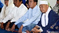 Peserta mendengarkan tausiah.