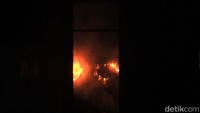 Api tampak berkobar di dalam gudang yang berlokasi di Jalan Mengger Baru, Kecamatan Dayeuhkolot itu.