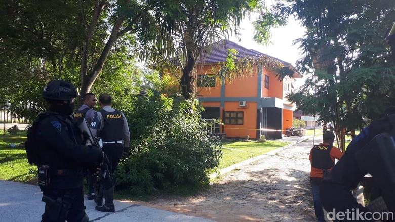Rektor UNRI Tak Pernah Curiga Ada Kegiatan Terorisme di Kampusnya Rektor UNRI Tak Pernah Curiga Ada Kegiatan Terorisme di Kampusnya