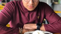 Wah, kelihatannya Syed senang sekali dengan hidangan ikan yang ada dihadapannya. Makanan pertama hari ini, tulisnya. Foto: Instagram syedsaddiq