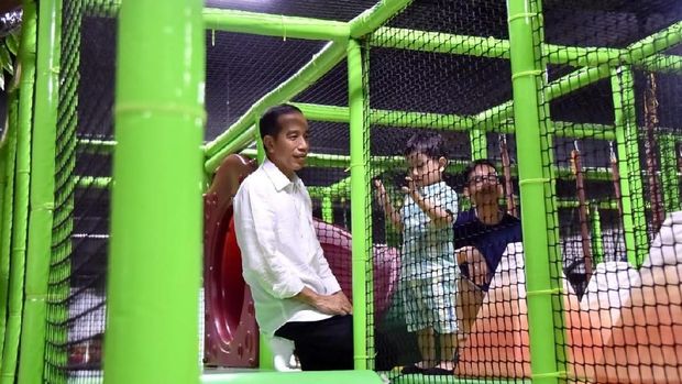 Jokowi menemani Jan Ethes di wahana Dream Playground 