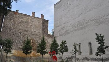 Bangunan polos nan sepi di Hungaria meski ada pohon-pohon. (Foto: Boredpanda)