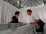 Tangis Keluarga Saat Persemayaman Agus, Korban Bom Gereja di Surabaya