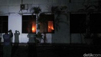 Warga mengabadikan kebakaran tersebut.