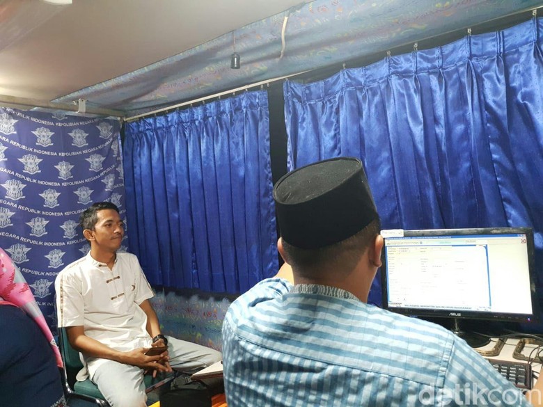 Foto diri untuk identitas SIM. Foto: Hakim Ghani Foto diri untuk identitas SIM. Foto: Hakim Ghani
