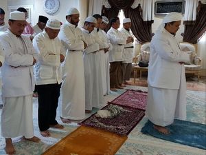 Usai Pertemuan, Rizieq Jadi Imam Prabowo dan Amien Rais di Mekah