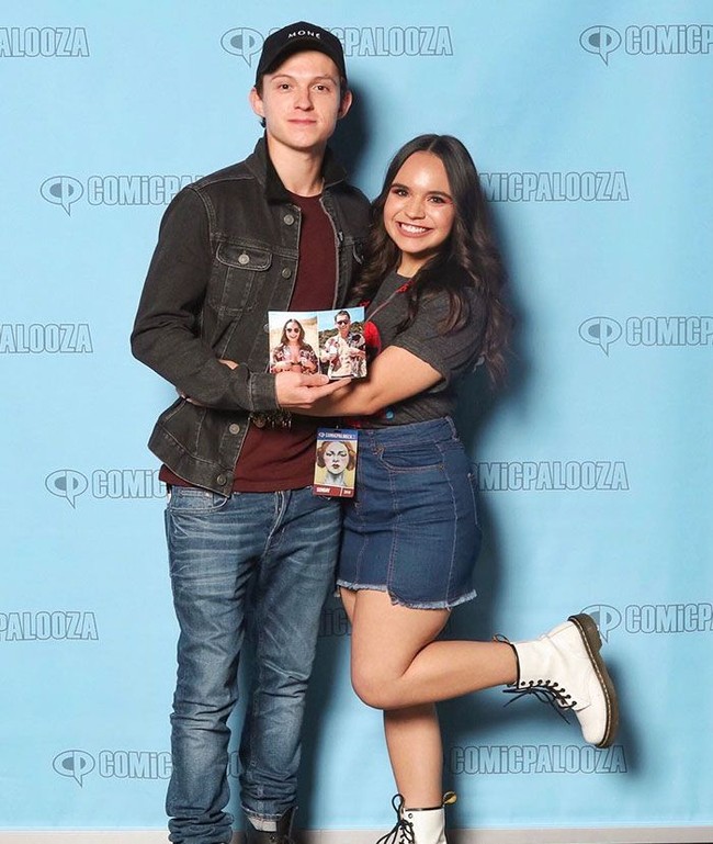 Atas segala usahanya, Tori Bernal sukses mencuri perhatian Tom Holland. Bahkan ia bisa bertemu langsung dengan si sosok Spider-Man di Infinity War ini. Foto: Dok. Tori Bernal