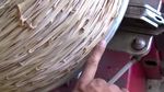 Gokil! Ini Bentuk Ban dari Karet Gelang saat Digunakan di Jalanan