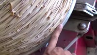 Percobaan pertama gagal lantaran ukuran pelek tidak sesuai. Mereka pun mencari pelek yang lebih kecil. Karet gelang yang sudah terpasang dipindahkan ke pelek yang lebih kecil. Foto: Pool (Youtube)
