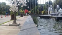 Pohon imitasi di halaman Gedung Balai Kota dan DPRD DKI Jakarta tersebut rupanya pohon imitasi yang ada di sana bukan berasal dari jalanan Jl MH Thamrin, Jakarta Pusat. Fotografer: Sahaya Anisa/detikcom