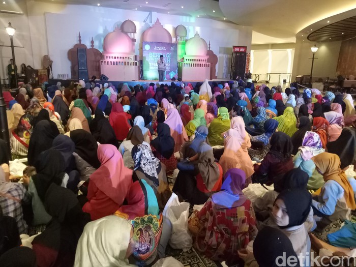Gembiranya 700 Duafa Dapat Mukena Lebaran