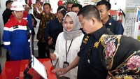 SPBU pertama yang dikunjungi adalah SPBU yang berada di Rest Area KM 57. Di titik pertama ini Jonan memeriksa kesiapan pelayanan self service dengan pembayaran non-tunai atau cashless.