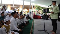Ketua DPD REI DKI Amran Nukman mendampingi Wakil Gubernur DKI Sandiaga Uno saat memberikan sambutan sebelum acara bukber dimulai. Foto: dok. REI