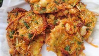 Renyahnya bakwan sayur ini makin tampak gurih karena diberi potongan udang. Bakwan enak dan kaya nutrisi ini buatan @rennichairani. Foto: Istimewa