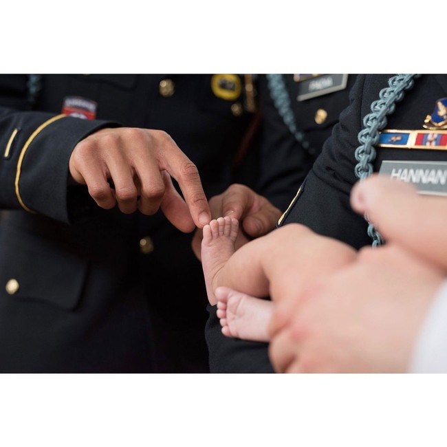 Sekitar 20 tentara ikut dalam pemotretan untuk merayakan kelahiran Christian. Mereka berfoto mengenakan seragam militer.  Foto: Instagram/@britt.m.harris