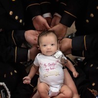 Christian Michelle Harris baru berusia kurang dari satu bulan saat foto ini diambil. Matanya yang berwarna abu-abu kebiruan membuat bayi perempuan ini terlihat sangat cantik. Foto: Instagram/@britt.m.harris