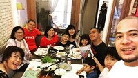 Seru! Makan malam bersama keluarga jadi pilihan Panji menghabiskan akhir pekan. Rame-rame pada makan menu apa ya itu? Foto: instagram @pandji.pragiwaksono