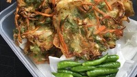 Belum dimakan saja sudah terlihat bakwan sayur yang ini renyah banget. Warnanya kecoklatan dengan pinggiran bakwan yang kering menandakan tekstur renyahnya. Makan pakai cabai rawit hijau supaya makin mantap buat buka puasa. Foto : instagram @leyiao  