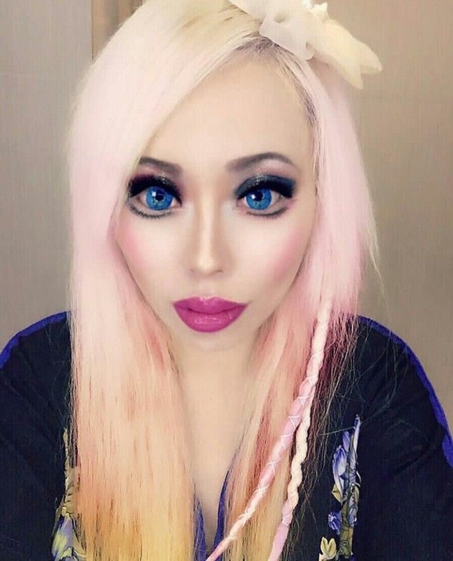 Tidak sedikit biaya yang telah ia keluarkan demi mendapatkan penampilan tak biasanya itu. Ophelia telah menghabiskan uang sebanyak US$ 35 ribu atau sekitar Rp 485 juta untuk operasi plastik. Foto: Dok. Instagram Ophelia Vanity