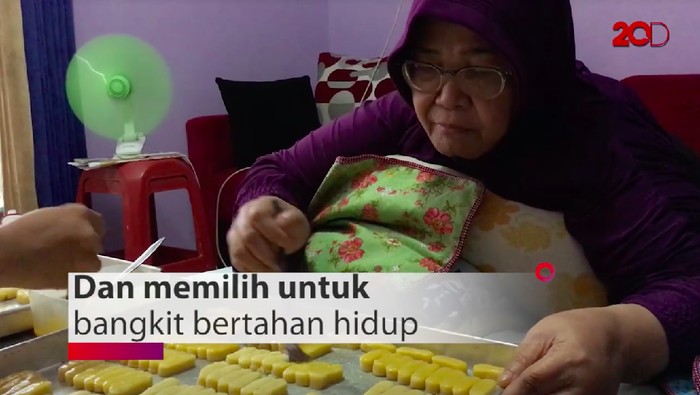 Bu Jaya usianya sudah tidak muda, tetapi semangatnya tidak pernah pudar meski mengalami kelumpuhan selama 28 tahun belakangan. Bu Jaya usianya sudah tidak muda, tetapi semangatnya tidak pernah pudar meski mengalami kelumpuhan selama 28 tahun belakangan.