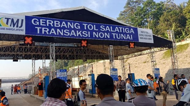 Kakorlantas meninjau jalur mudik dengan naik sepeda.