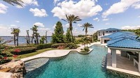 Di luar, mansion ini memiliki kolam sepanjang 95 kaki, 15 kaki, dengan air terjun batu khusus, hot tub cekung, dan cabana terbuka yang menghadap ke Danau Butler. Istimewa/CNBC.