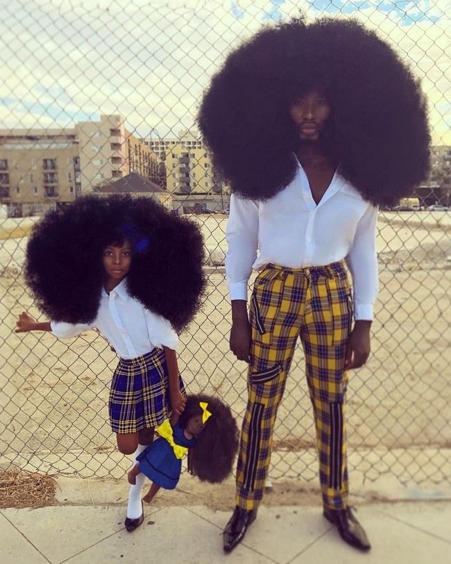 Benny Harlem dan sang anak, Jaxyn sering berpose bak model, memamerkan rambut mereka yang super megar. Foto-foto mereka ini yang membuat akun Instagram Benny menjadi populer. Followersnya saat ini sudah lebih dari 491 ribu. Foto: Dok. Instagram/bennyharlem