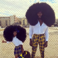 Benny Harlem dan sang anak, Jaxyn sering berpose bak model, memamerkan rambut mereka yang super megar. Foto-foto mereka ini yang membuat akun Instagram Benny menjadi populer. Followersnya saat ini sudah lebih dari 491 ribu. Foto: Dok. Instagram/bennyharlem